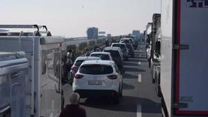 Retenciones en la autopista a causa del accidente.