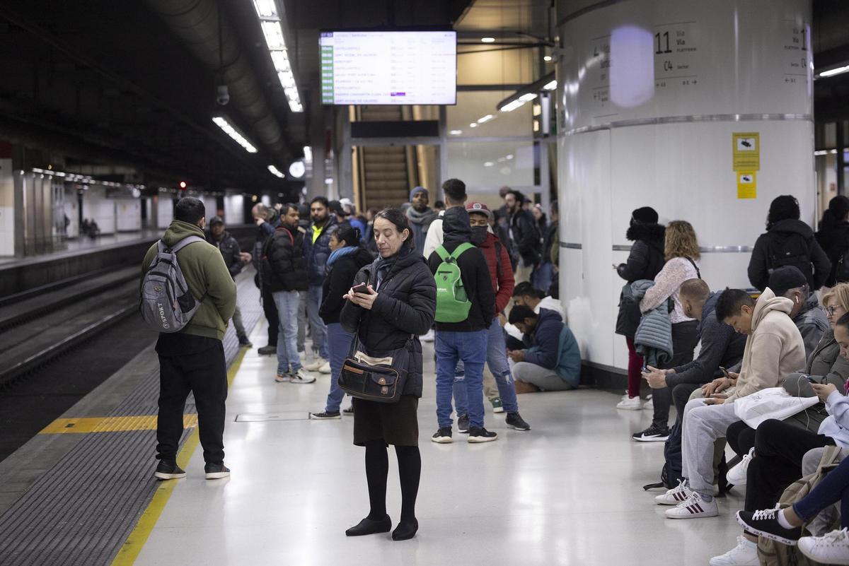 Así se ha vivido la huelga de Renfe en la estación de Sants de Barcelona