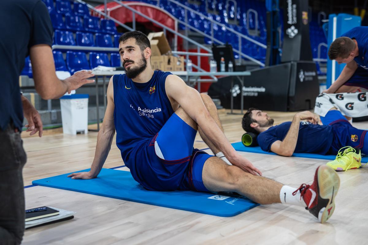 Kalinic estira después del entrenamiento del Barça, en el Palau