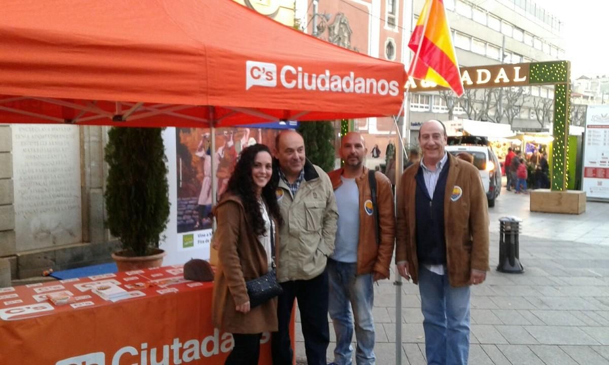 banderaespanolaalaparadadeciutadansenlaesquinaentrelarierademataroylacallebarcelonadelacapitaldelmaresme