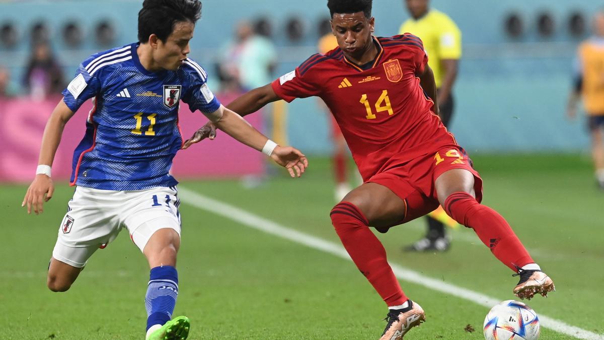 FIFA World Cup 2022 - Group E Japan vs Spain. Alejandro Balde, que estrenaba su primera titularidad, trata de superar a Takefusa Kubo.