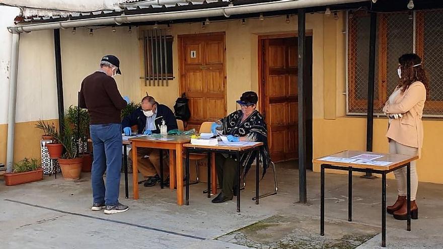 El Ayuntamiento de Elda reparte 7.000 mascarillas en el primer día de entrega