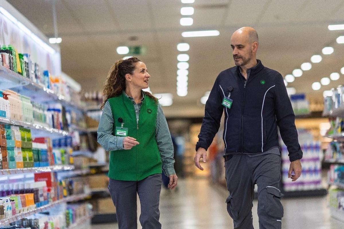 Dos trabajadores de Mercadona, en una imagen de archivo.