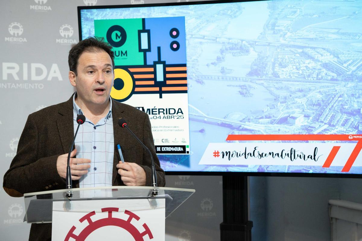 El concejal de Cultura, Antonio Vélez, presentando la programación.