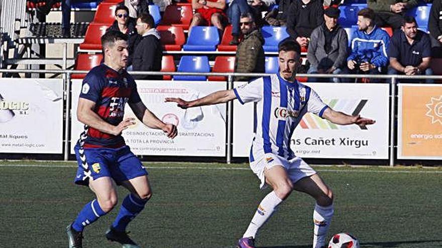 Ritxi Mercader, en una acció amb David Bigas en el derbi contra el Llagostera.