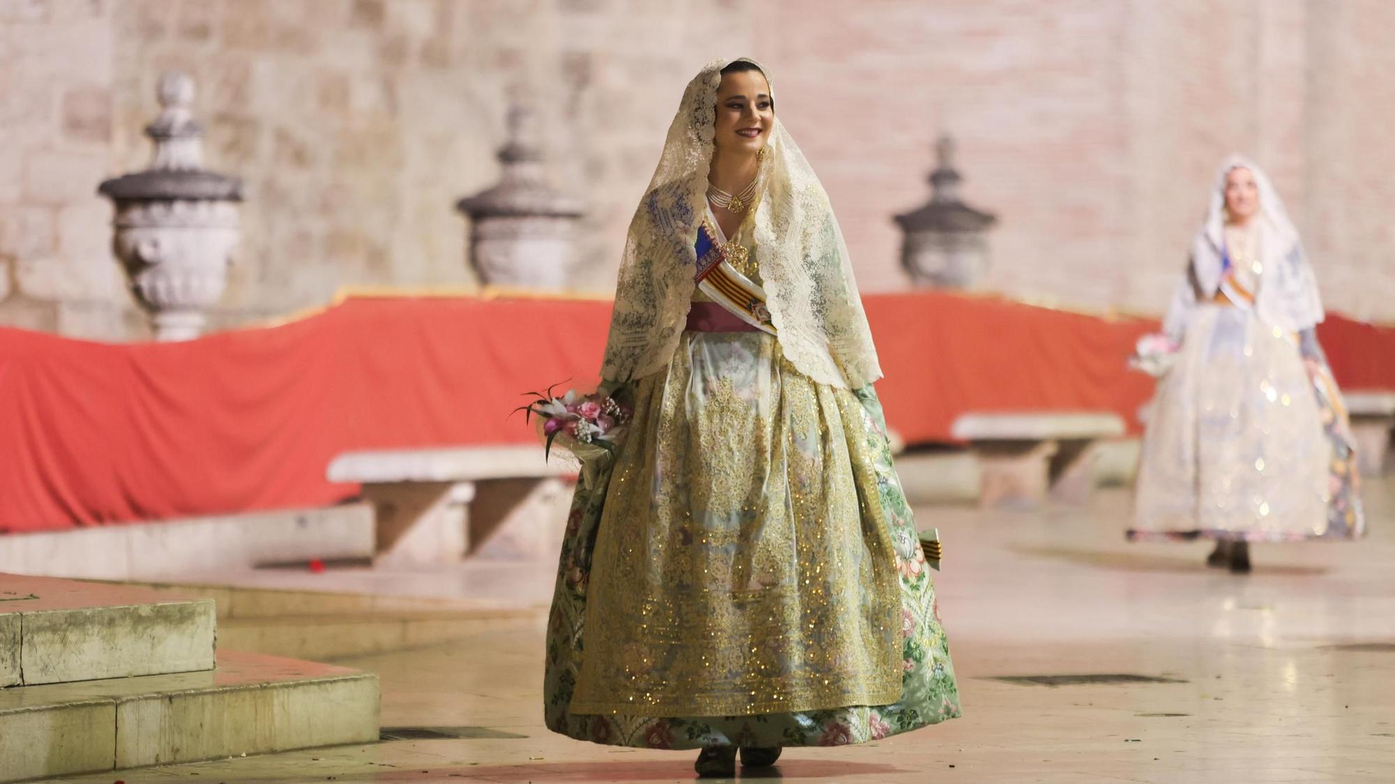 La fallera mayor de Valencia, María Estela Arlandis, ofrenda a la Virgen