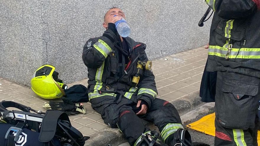 Un herido por inhalación de humo en el incendio de una vivienda con peluquería en Ingenio