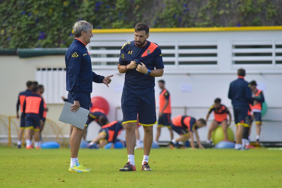 Setién y Sarabia dialogan durante un entrenamiento de Las Palmas
