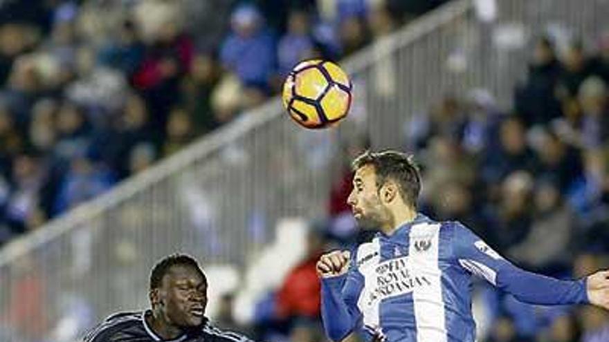 Pione Sisto pugna con Víctor Díaz por un balón aéreo, ayer en Butarque. // LOF