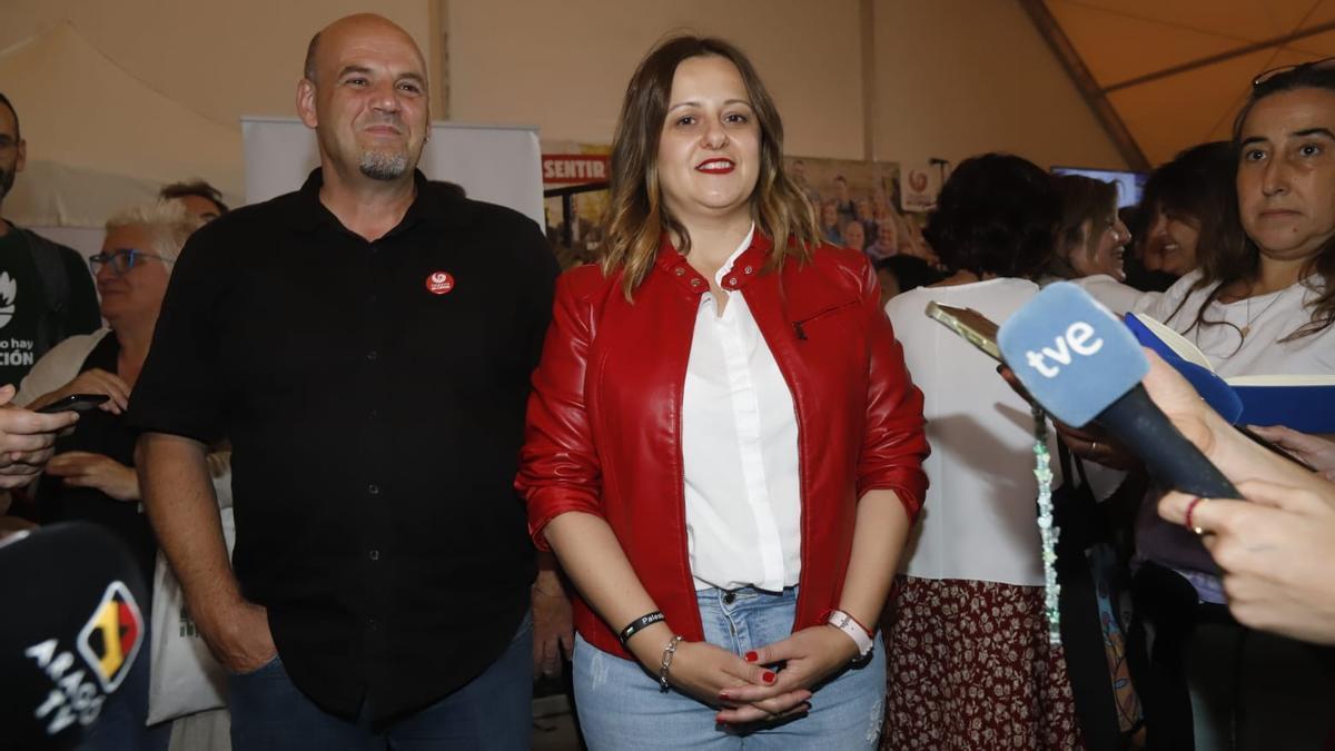 Elena Tomás y Suso Domínguez, los dos concejales que mantendrá ZeC en el Ayuntamiento de Zaragoza, esta noche.
