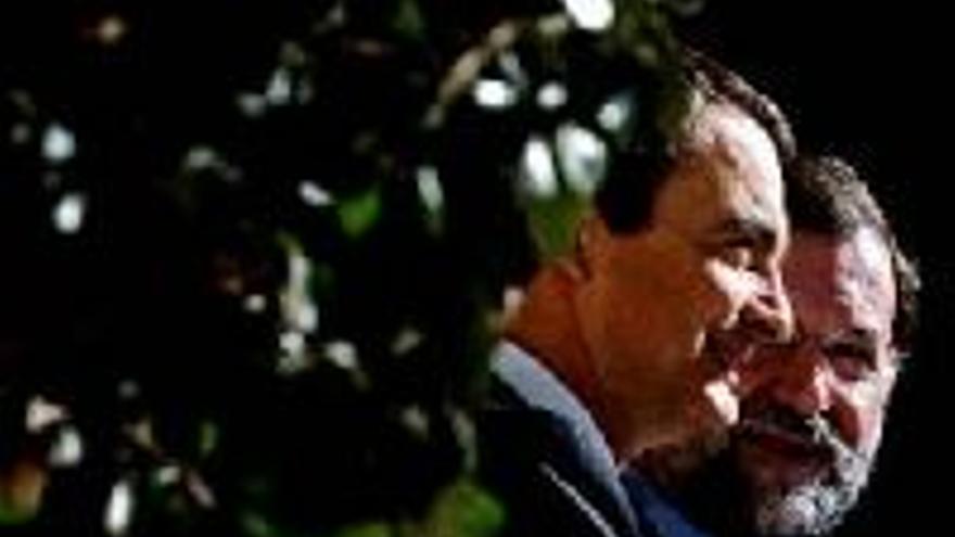 Zapatero y Rajoy aparcan los recelos para afrontar juntos el final de ETA