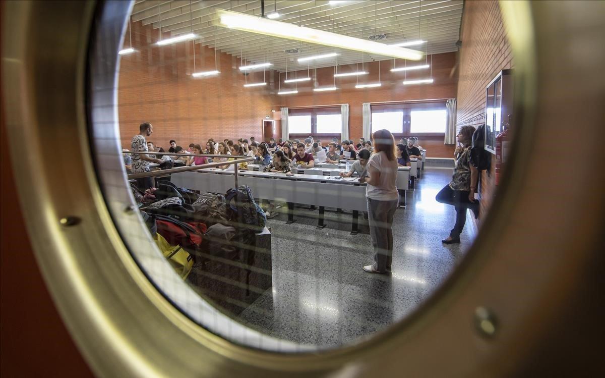 Estudiantes valencianos durante una prueba de selectividad, este miércoles. Un total de 20 250 estudiantes se presentan a las pruebas de acceso a la Universidad en la Comunitat Valenciana en su convocatoria ordinaria.