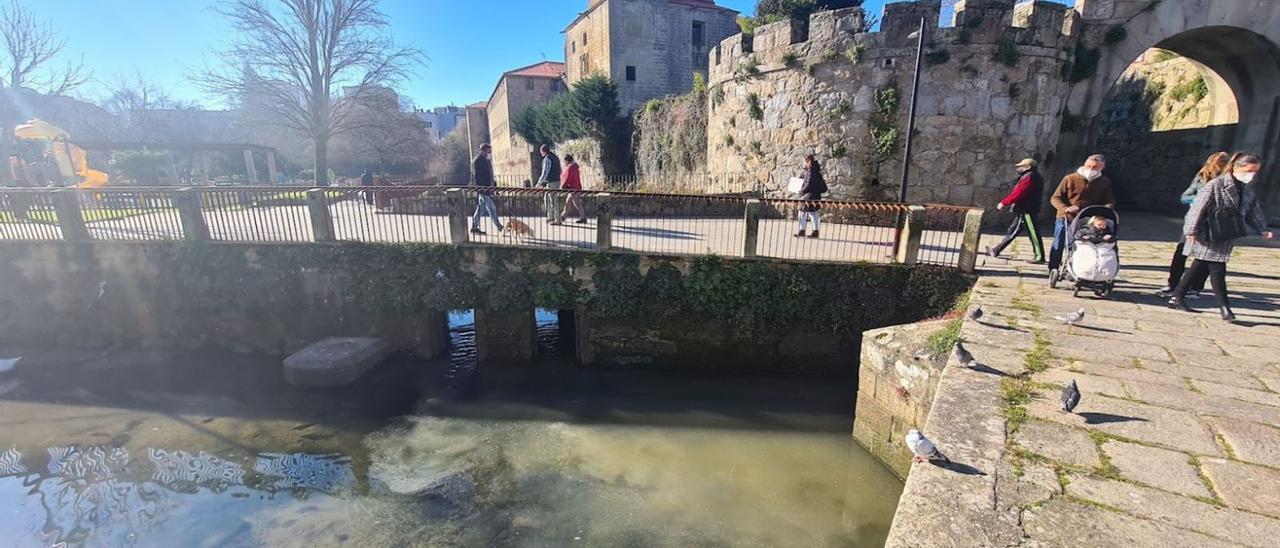 Imagen en la que se aprecia la llegada al río Con de un importante vertido de fecales, procedente del regato Santa Mariña.