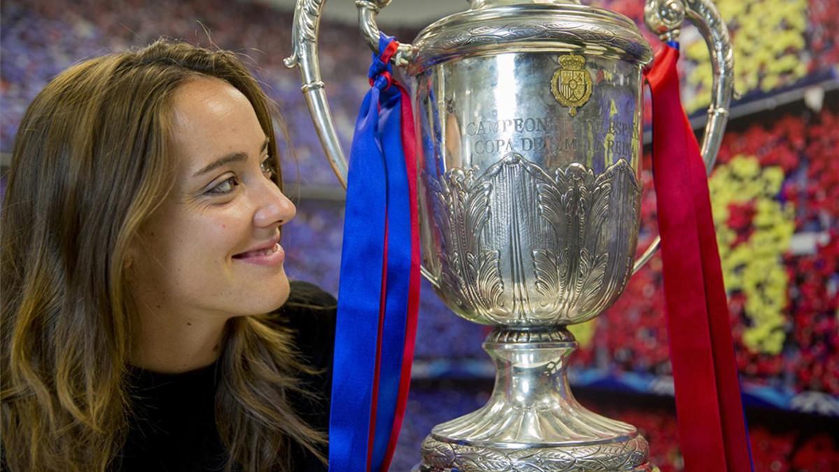 Marta Unzué visitó la redacción de SPORT con la Copa de la Reina