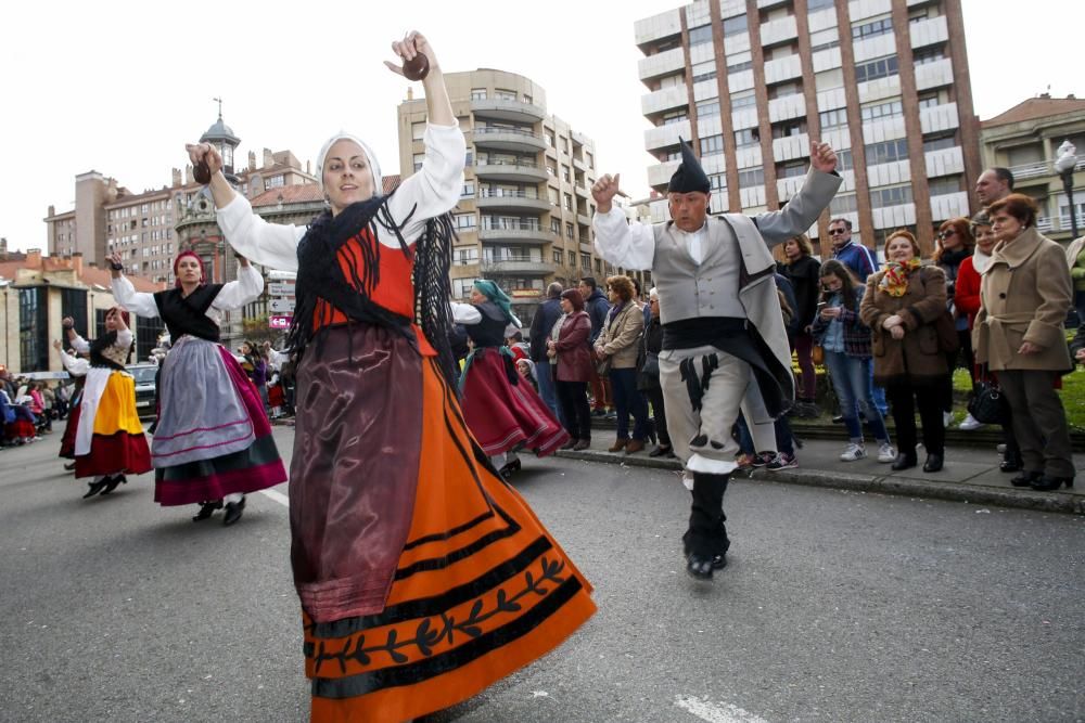 Desfile de carrozas el Lunes de Pascua en Avilés