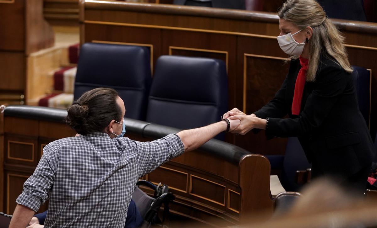 El líder de Unidas Podemos, Pablo Iglesias, saludando a la ministra de Trabajo, Yolanda Díaz, tras su última intervención en el Congreso