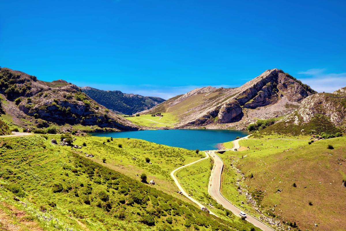 Entre montañas, lagos y santuarios, se abre paso uno de los paisajes más bonitos de Asturias