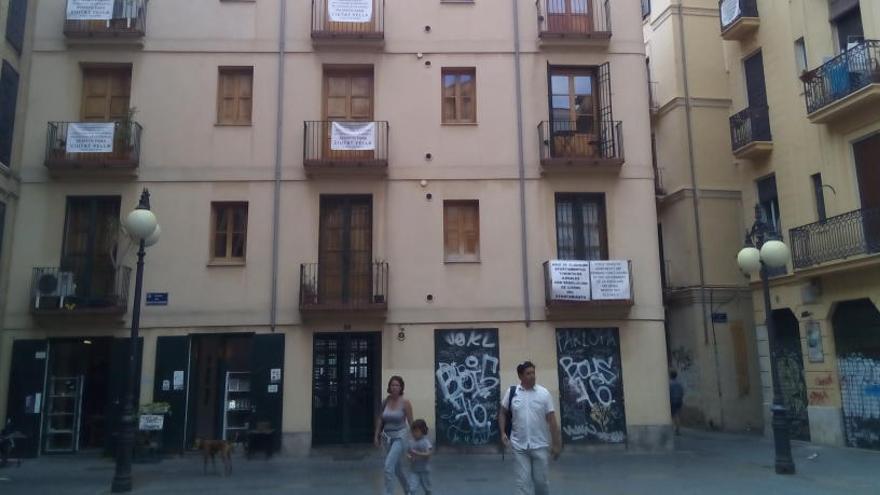 Pancartas contra los apartamentos turísticos ilegales en la Plaça del Miracle del Mocadoret.