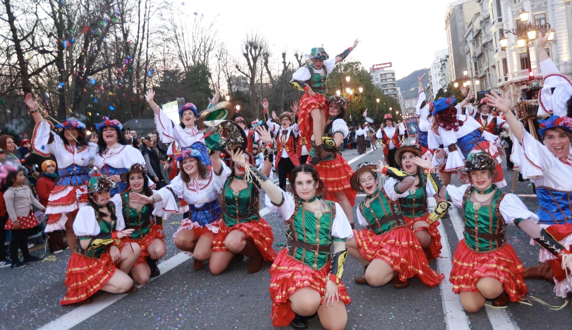 EN IMÁGENES: El Carnaval llena de color y alegría las calles de Oviedo