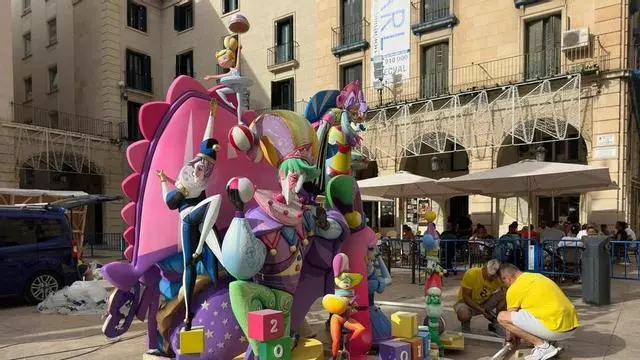 La Hoguera Oficial Infantil ya está plantada en la plaza del Ayuntamiento de Alicante