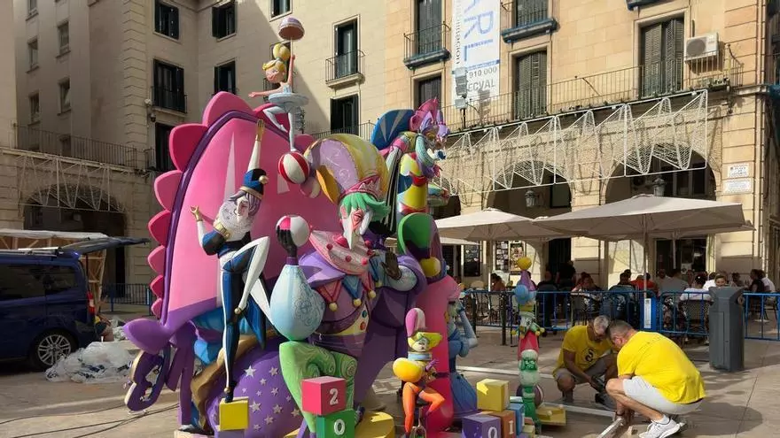 La Hoguera Oficial Infantil ya está plantada en la plaza del Ayuntamiento de Alicante