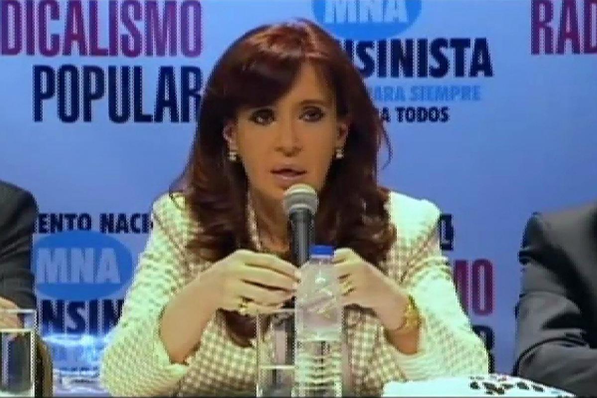 La presidenta de l’Argentina, Cristina Fernández de Kirchner, s’ha referit a la detenció de l’exministre d’Economia i exdirector de l’FMI, Rodrigo Rato, a qui ha criticat per haver-se atrevit a parlar de l’existència de corrupció a Argentina.