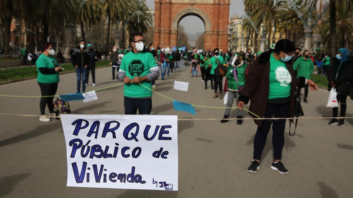 Protesta de las PAH catalanas para defender la ley del Parlament contra los desahucios o desalojos.