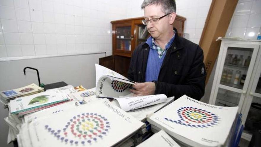 El presidente del Anpa del Laxeiro, Miguel Ángel Muñoz, ayer, en el banco de libros.  // Bernabé/Gutier