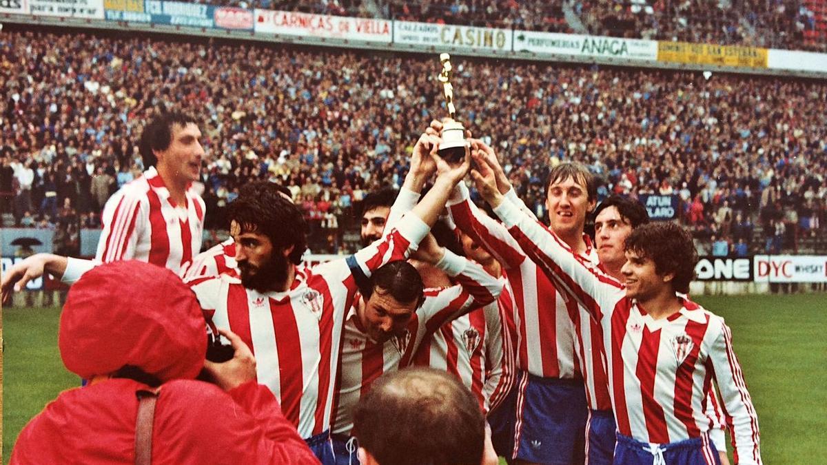 Los jugadores del Sporting levantan el premio “Oscar” antes del inicio del partido ante el Atlético.