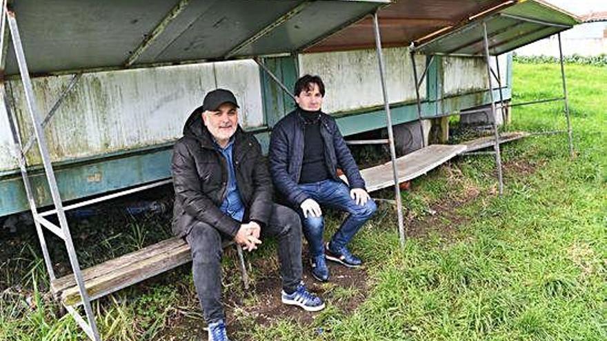 Xabier Maceiras y Fran Naveira, ayer, en el banquillo de uno de los campos de fútbol de Loureda.