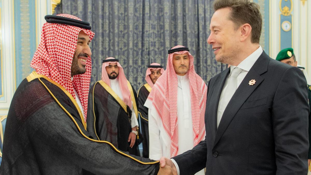 El príncipe heredero y primer ministro de Arabia Saudí, Mohamed bin Salmán, saluda al magnate tecnológico Elon Musk.