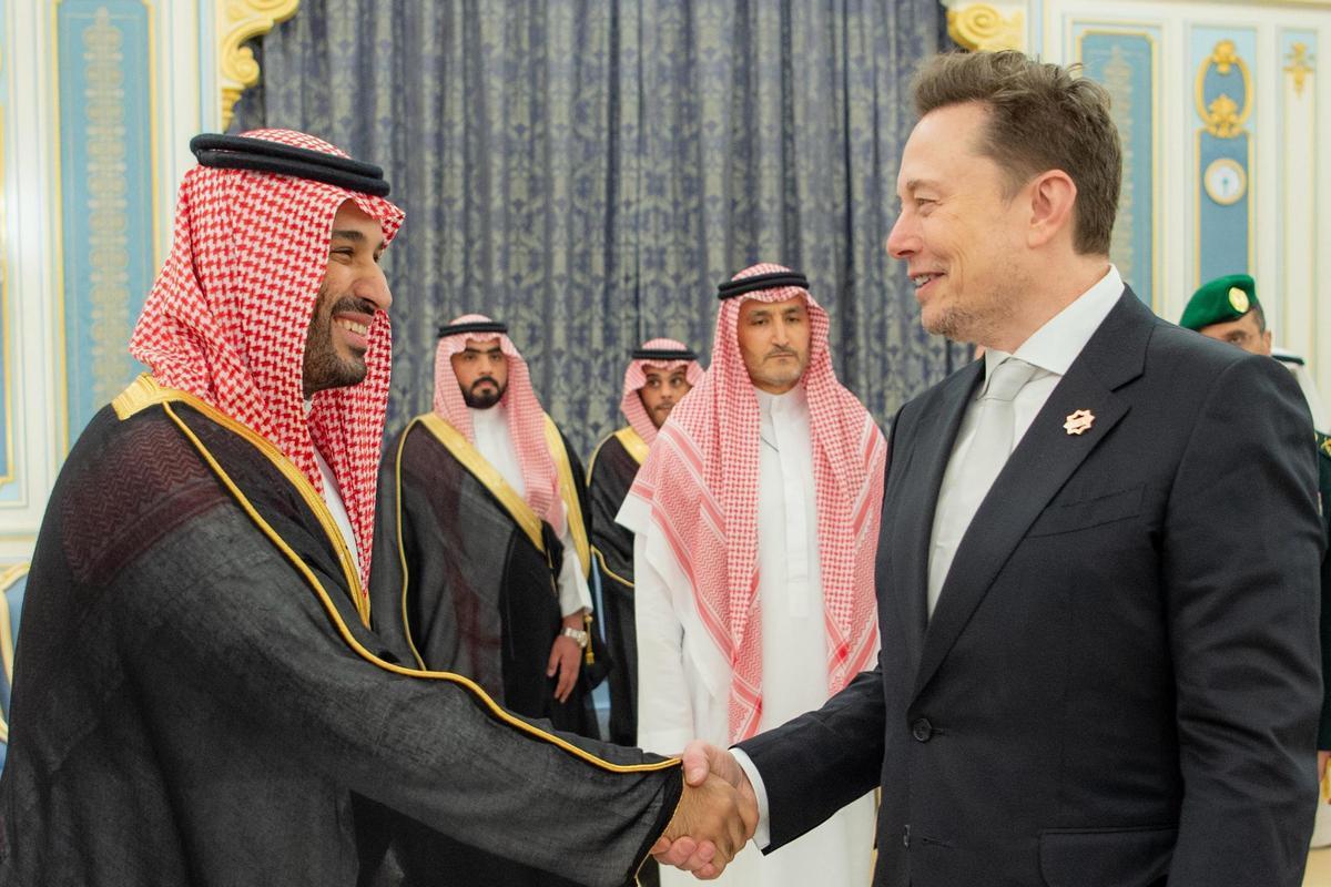 El príncipe heredero y primer ministro de Arabia Saudí, Mohamed bin Salmán, saluda al magnate tecnológico Elon Musk.