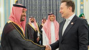 El príncipe heredero y primer ministro de Arabia Saudí, Mohamed bin Salmán, saluda al magnate tecnológico Elon Musk.