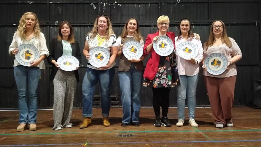 Las premiadas se llevaron como recuerdo un plato de cerámica.  | SERVICIO ESPECIAL