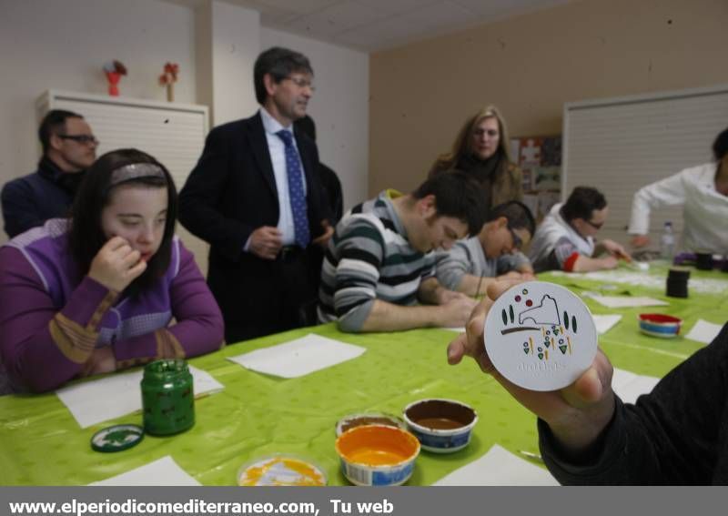 GALERÍA DE FOTOS -- Afanías prepara el pin solidario