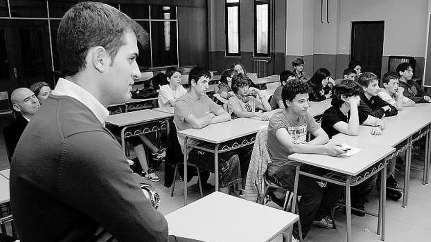 El concejal José María Pérez, con los alumnos del Instituto Jimena que han trabajado en la aplicación informática sobre Gijón.