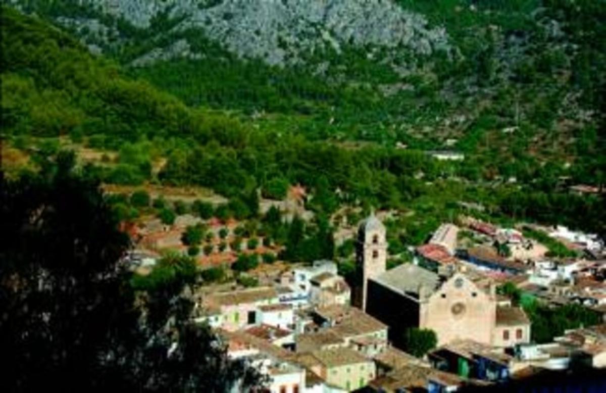 Vista panoràmica de Bunyola. Al número 2 del carrer de Sant Antoni, a la façana de la casa, s’hi pot observar l’escut dels Villalonga. A la pineda de Lucalcari, avui propietat de l’hotel Costa d’Or, s’hi va rodar l’escena de la tala. Amb la venda dels pins, Toni de Bearn es pot pagar el viatge a París i Roma. Vista panoràmica de Bunyola. Al número 2 del carrer de Sant Antoni, a la façana de la casa, s’hi pot observar l’escut dels Villalonga. A la pineda de Lucalcari, avui propietat de l’hotel Costa d’Or, s’hi va rodar l’escena de la tala. Amb la venda dels pins, Toni de Bearn es pot pagar el viatge a París i Roma.
