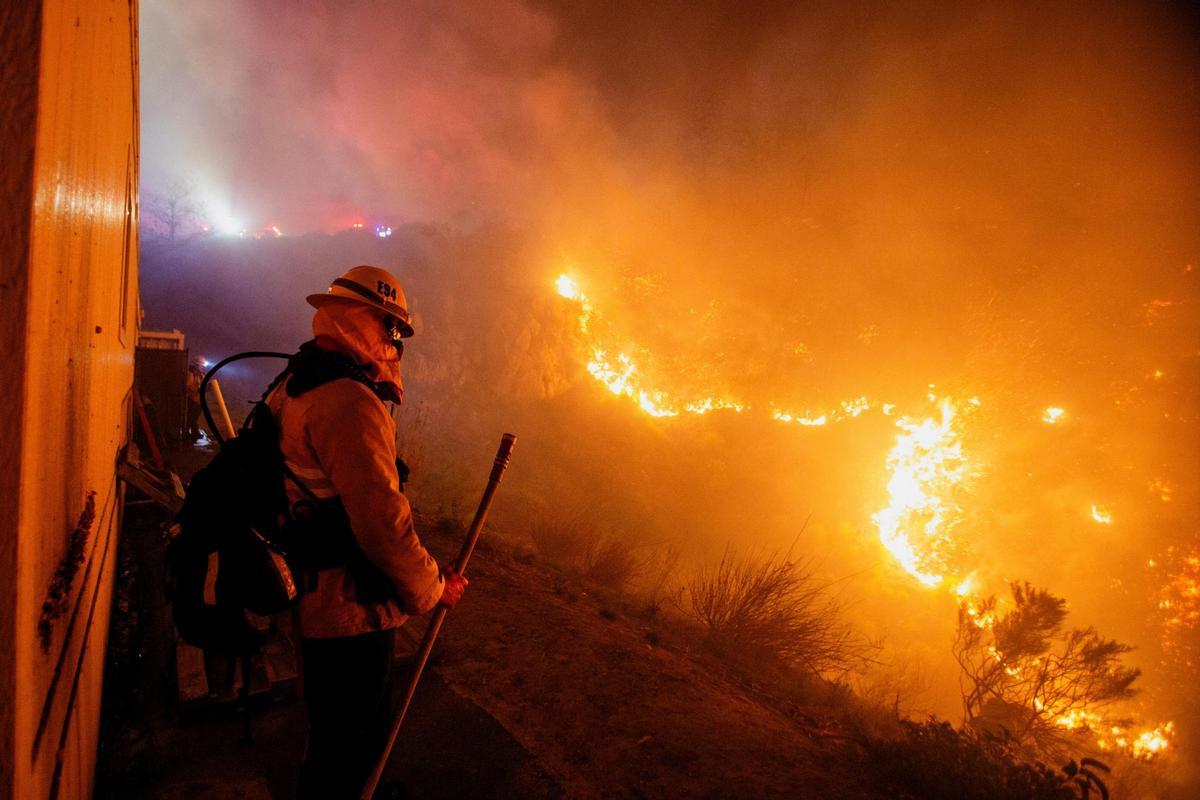 Miles de personas evacuadas por un incendio en Malibú