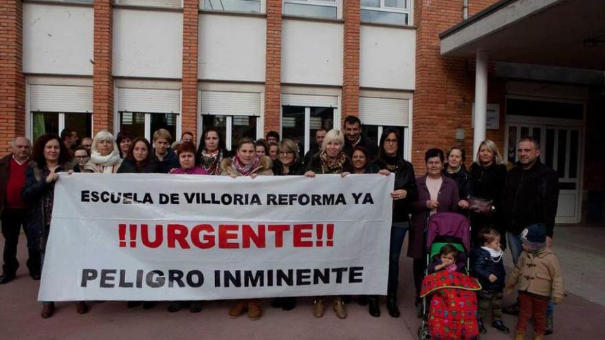 Protesta delante de la escuela de Villoria reclamando que se acometan las obras de reforma.