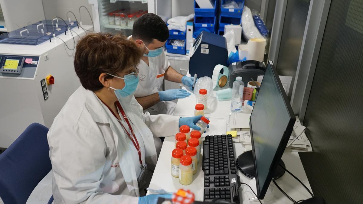 Profesionales sanitarios del banco de leche regional con muestras.