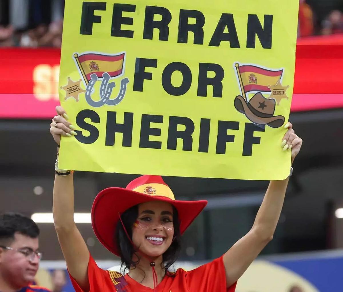 Una joven con una pancarta sobre Ferran Torres