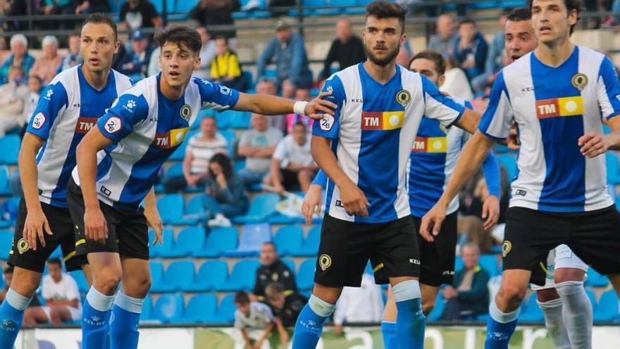 Varios jugadores del Hércules, durante la última jornada.