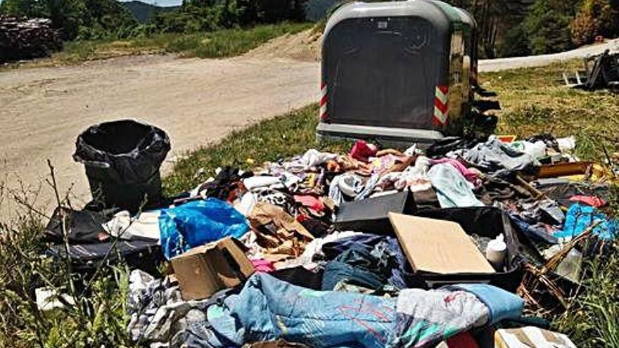 Escombraries escampades al costat d&#039;un grup de contenidors en una zona de Ripoll.