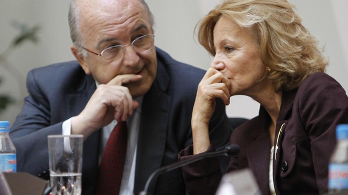 Joaquín Almunia y Elena Salgado, este lunes, en las jornadas anueales de la Comisión Nacional de la Competencia.