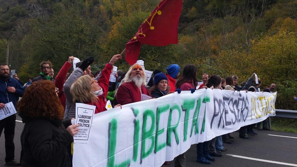 Un centenar de personas cortan la N-230 en la frontera entre la Vall d'Aran y Francia en protesta por el encarcelamiento de los 'exconsellers'.