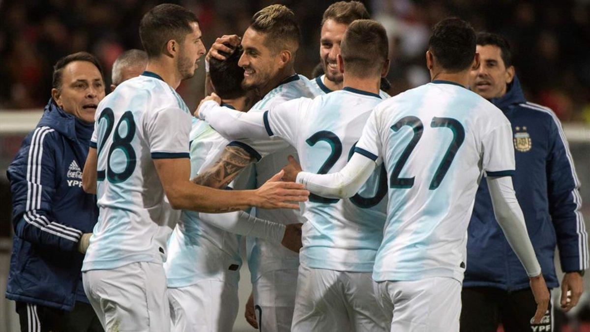 Los jugadores de la albiceleste celebrando el gol