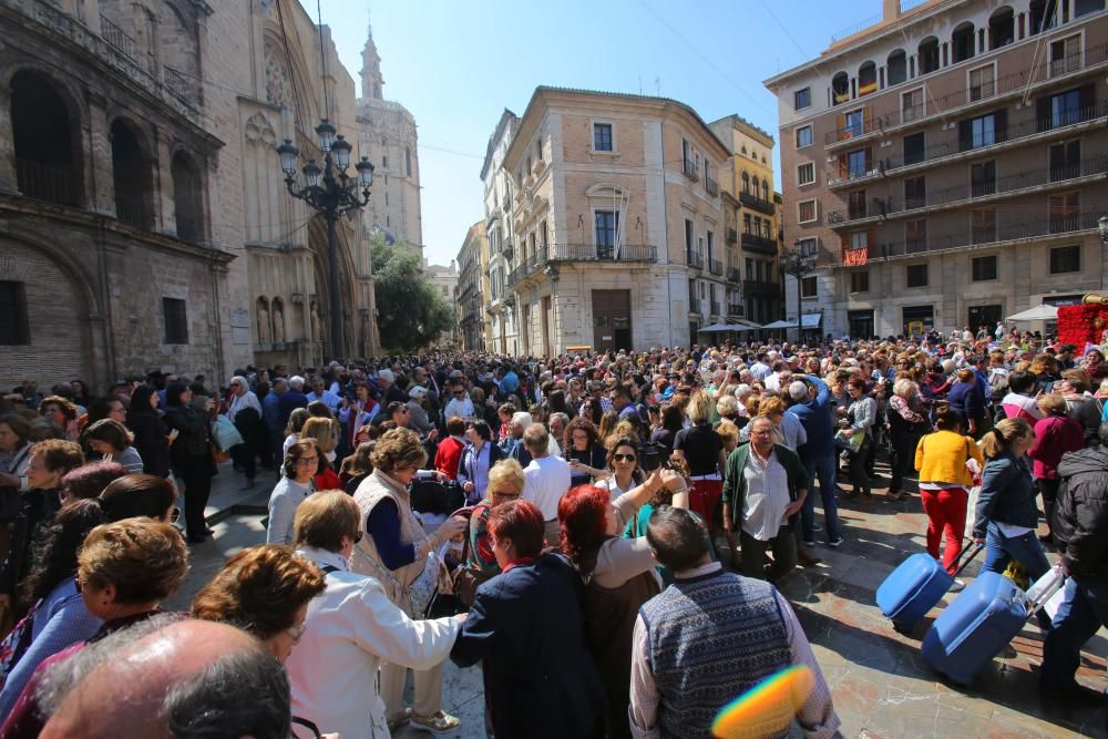 Miles de personas han acudido este lunes a visitar a la Virgen de los Desamparados