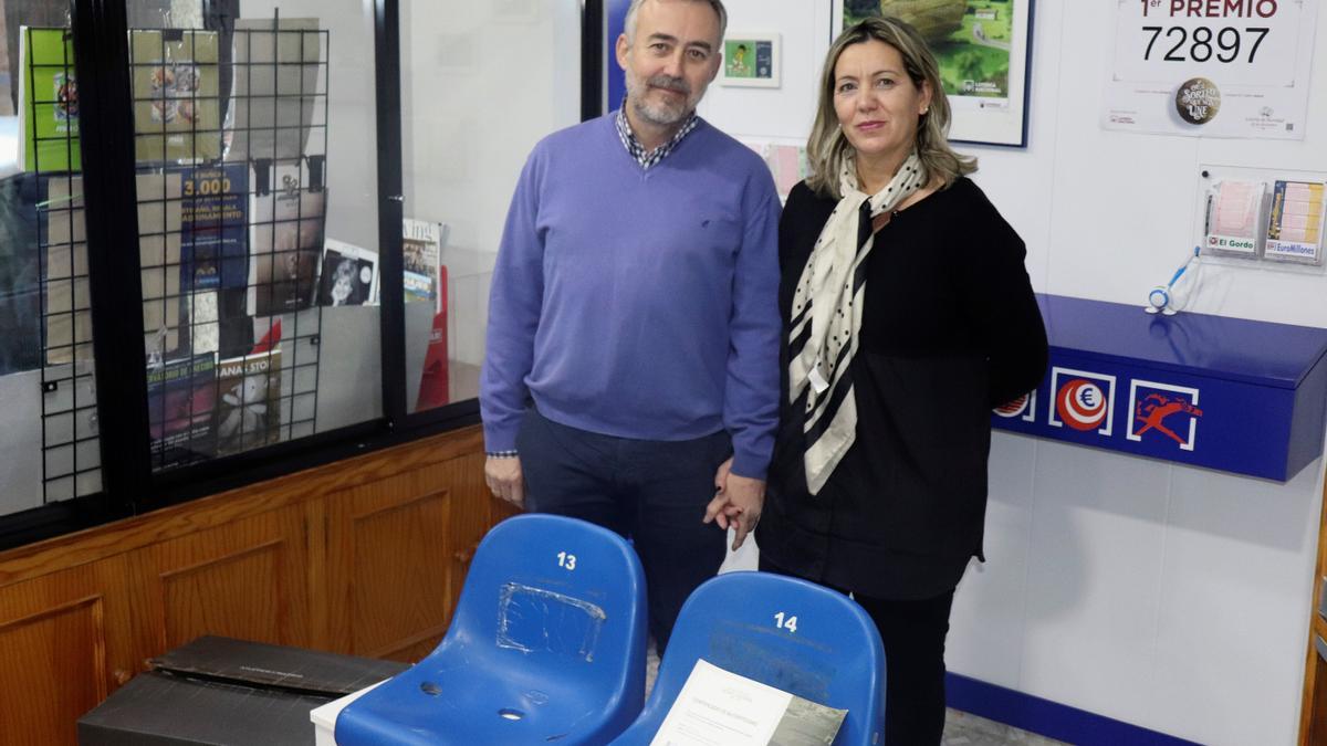 Óscar Plaza y Paloma Mohedas, en su estanco de la calle Camino Llano de Cáceres.