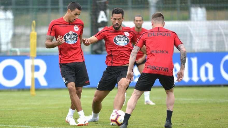 David Simón, a la izquierda, en su primer entrenamiento con el Dépor antes de debutar en Ponferrada.