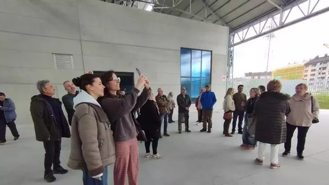 Langreo muestra su nuevo ferial a representantes de las asociaciones del concejo